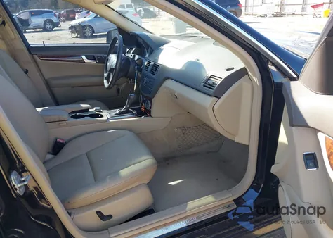 2010 Mercedes-Benz C 300 Sport z USA, uszkodzony, nr VIN WDDGF5EB7AR091873